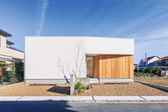 住宅地でも採光とプライバシーを両立した中庭のある平屋