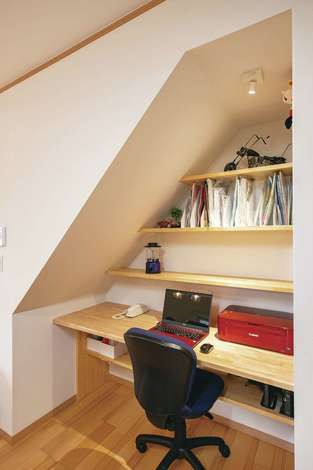 階段下の空間を活用してパソコンコーナーに 家族の気配を感じながら 家事の合間に作業ができる イエタテ