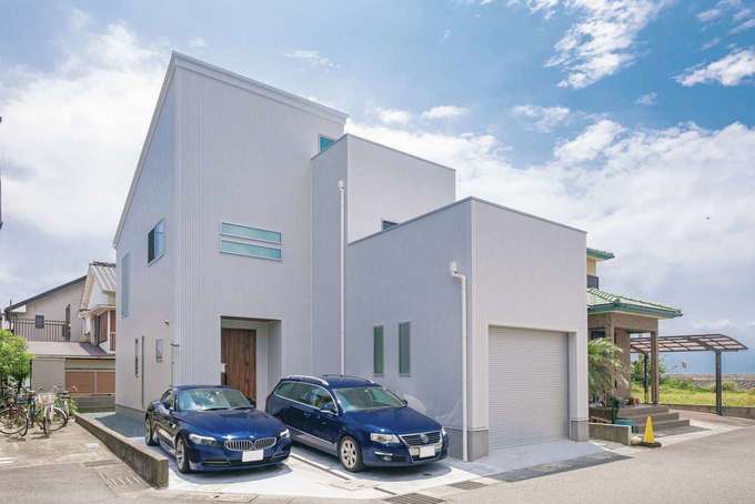 建物右側がインナーガレージ 玄関前にも来客用の駐車スペースを設けた イエタテ