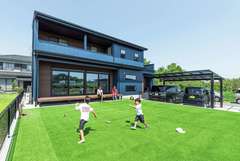 30畳の大空間で景色を楽しむ リバーサイドのカッコいい家