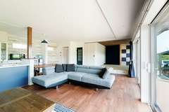 配色がおしゃれな畳スペース 紺色の壁紙を全面に使用し 足元も壁紙に合わせてコーディネートすることで空間にまとまりが生まれた イエタテ