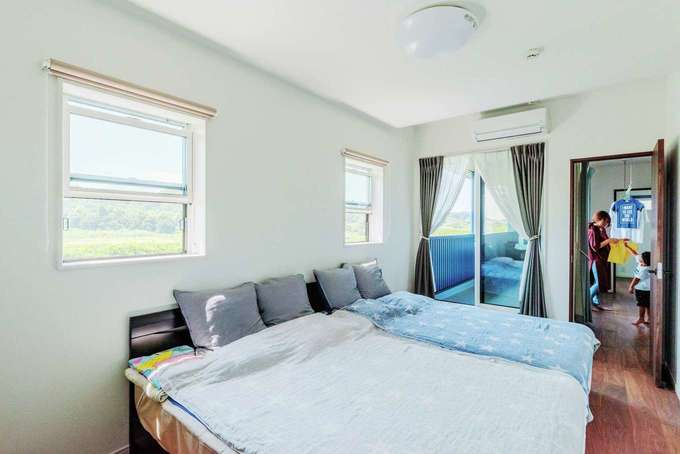 寝室は白を基調とした天井と壁に 床はウォールナット色の落ち着いたトーンでコーディネート バルコニーへの専用出入りサッシもインテリアの一部にな 寝室は白を基調とした天井と壁に 床はウォールナット色の落ち着いたトーンでコーディネート バルコニーへの専用出入りサッシもインテリアの一部にな