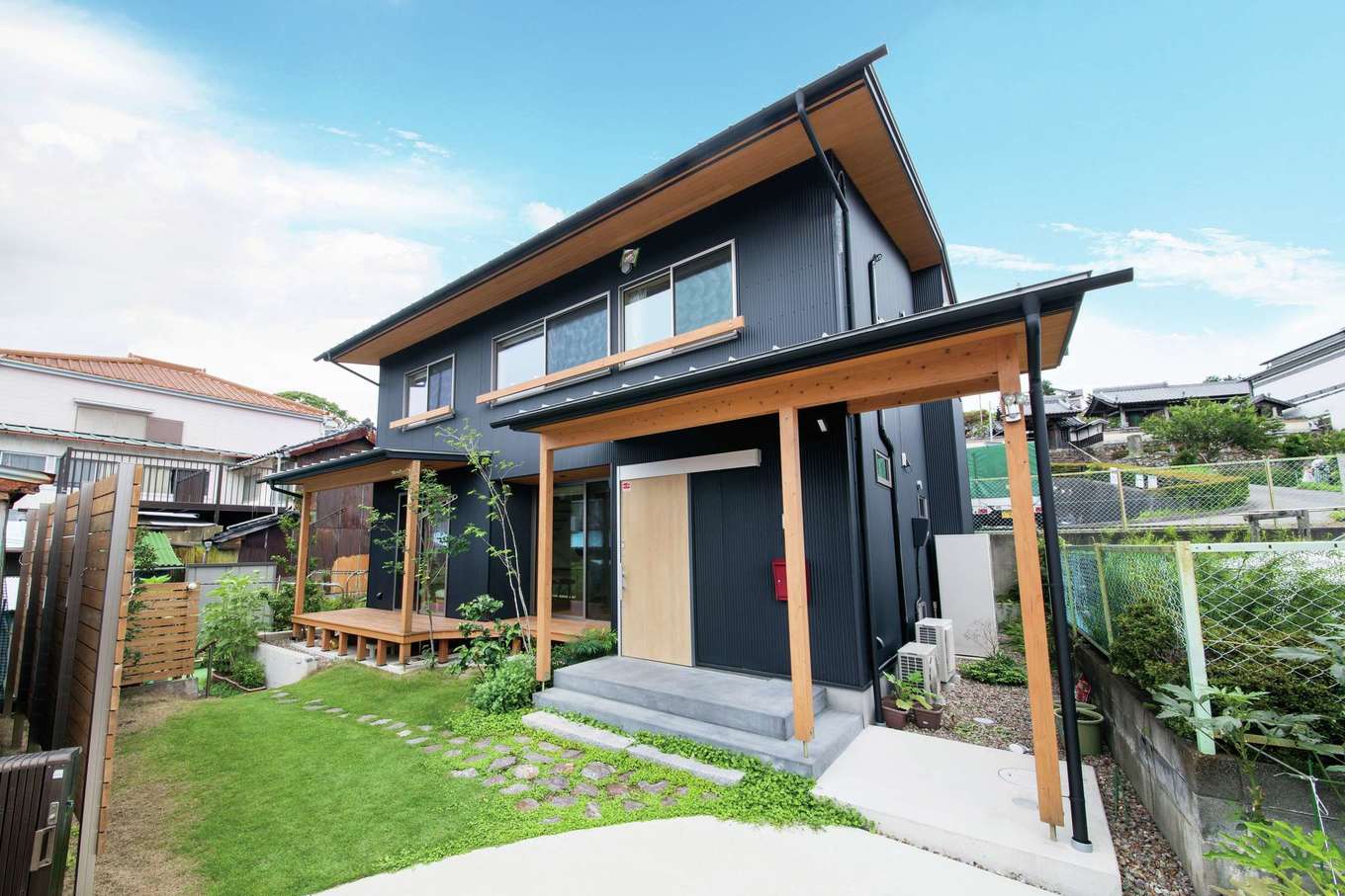 自然エネルギーを最大限活用できるパッシブデザインの住まい 設計上は不利な狭小変形地にうまく収めつつ 庭と駐車場まで完備 もちろん Mさん家族