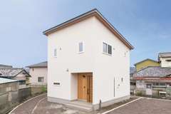 蔵 をモチーフにした外観デザイン 総2階でコストを抑えながら 片流れ屋根の庇を形状のアクセントに サッシや樋の色も ツートンカラーに合わせ