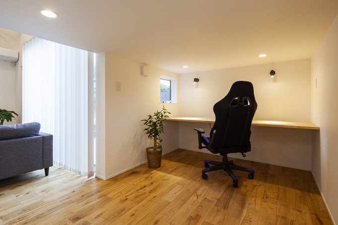 ロフト下の書斎コーナー 小さな窓からは中庭も見える 低い天井が落ち着きと集中力をもたらしてくれる 家族構成の変化に応じて どんな用途にも使え