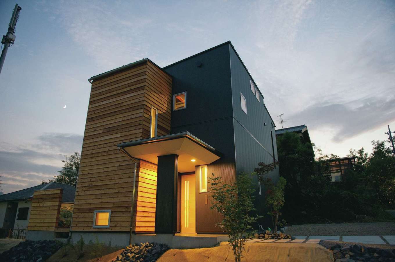 黒いガルバリウムとレッドシダーが絶妙に調和している 建ぺい率30 容積率50 という厳しい建築条件にもかかわらず 建築家の設計力により 家