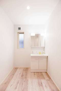 ２階の廊下にはミニキッチンをしつらえた イエタテ