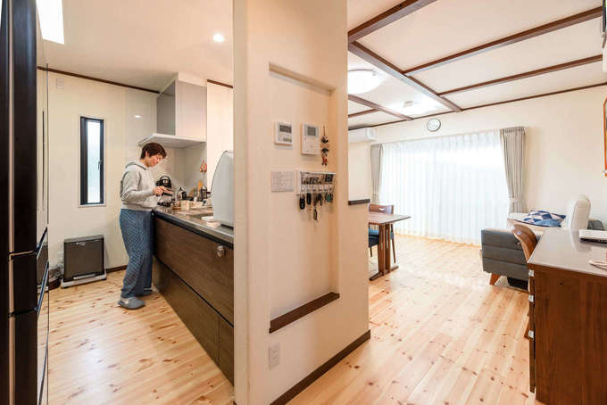 構造上必要な壁も上手に活用 大きなニッチを作り 給湯のスイッチやインターフォンモニターがはみ出ないひと工夫 鍵もここにまとめて紛失予防に イ