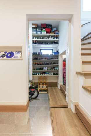 玄関のシューズクローク 階段下のデッドスペースを利用してアウトドア用品をしまう棚も確保 イエタテ