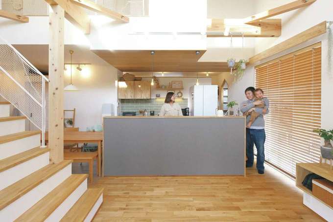 家事効率を高めるアイランドキッチン 一部を下がり天井にしてレッドシダーを貼った イエタテ 家事効率を高めるアイランドキッチン 一部を下がり天井にしてレッドシダーを貼った イエタテ