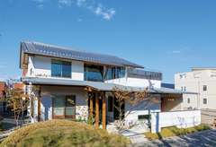 白 濃グレーの外壁 いぶし瓦 木の柱や窓の格子が調和した外観 古民家調のデザインが落ち着いた風情を感じさせる イエタテ