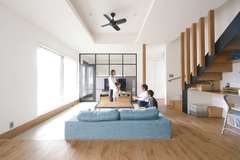 「トの字」型の敷地に建てた 土間リビングのある家