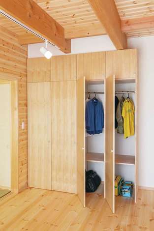 リビングに設けたファミリーロッカー 衣類やカバンを1人1人分類して収納でき 子どもも片づけの習慣を身につけやすい イエタテ