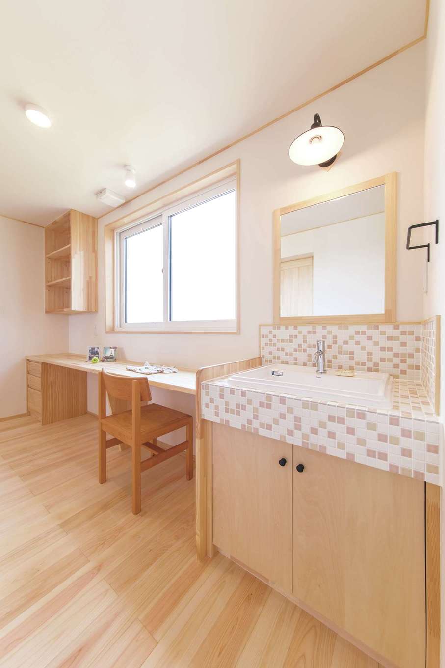 2階の洗面は奥さま選定のタイルでおしゃれに カウンターは 洗濯物をたたむなど家事スペース イエタテ