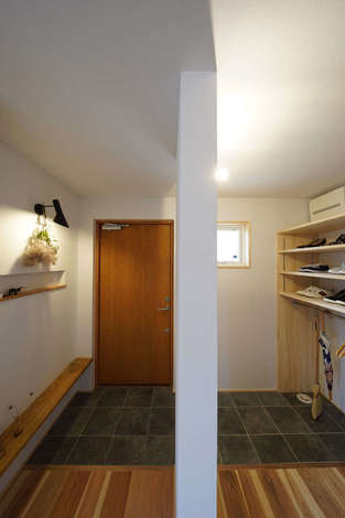 家族用とゲスト用に別れた玄関ホール 造作の収納棚は 雨傘やコートを掛けるためのハンガーパイプもある ニッチひとつにも 社長兼棟梁の丁寧な手仕