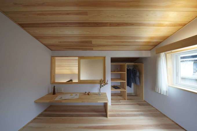 2階に子ども用の部屋として2つのロフトを設けた 天井高を1 500mmに抑えた落ち着いた空間がお気に入り 小窓を開ければ1階と会話もできる