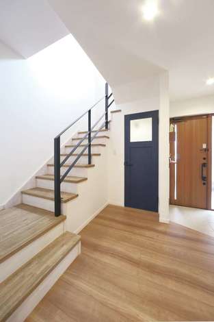 美術館のように美しい階段はインテリアの一部に イエタテ