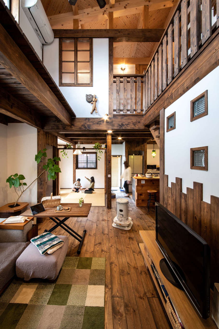 室内に入ると目の前に吹抜けのリビングが広がり 圧倒的な開放感 壁のガラスブロックや階段の手すり 室内窓など １つ１つの造りが丁寧に施されてい