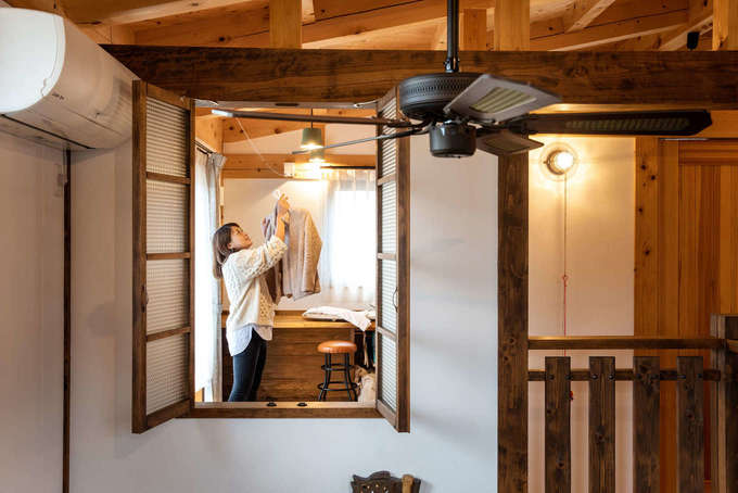 吹抜けの室内窓からインナーバルコニーを眺める 仕事を持つ奥さまは 室内干しが基本 寝室の隣にあるインナーバルコニーは南面に掃出窓とベランダが