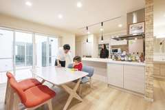 ペニンシュラキッチンから みんなの笑顔を見渡せる家