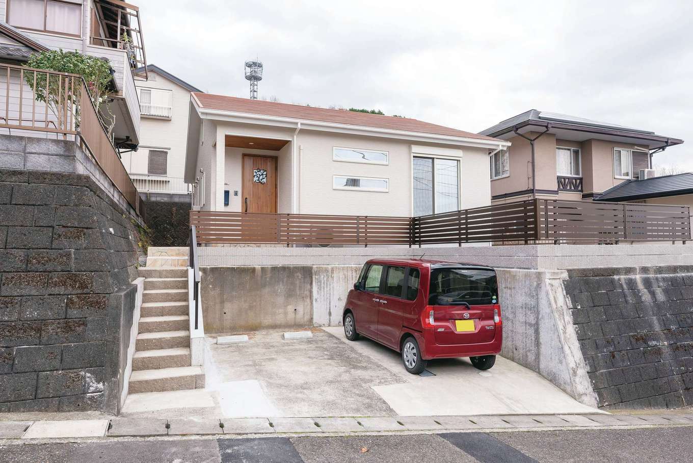 道路から一段高い場所に建てられた平屋 人目を気にせずに過ごせ 日当たりも良好 イエタテ