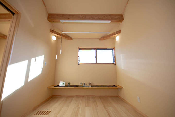 2階ファミリースペース 家族共有のカウンターを造作し 本を読んだりパソコンをしたり 自由気ままに過ごす 呼吸する無垢材と調湿効果の高い珪藻土