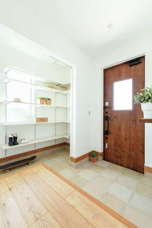 高さ可変の棚を備えた玄関 普段は開いて大きく使い 来客時はシューズクローク部分を目隠し 暮らし方にも配慮されている イエタテ