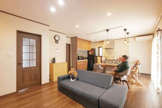 ダイニングテーブルは造作のキッチンカウンターが兼用 珪藻土の塗り壁で室内の空気も快適 イエタテ