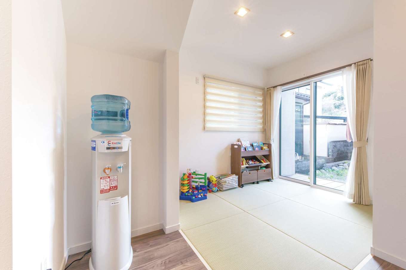 仏間を設けた畳コーナーには 水回りから直接出られるウッドデッキも 洗濯物を洗う 干す たたむがこの一角で完結できる イエタテ