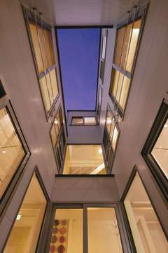 狭小地でも開放的に暮らせる中庭のある3階建て