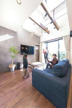 ママのお手伝いも積極的に 仲良し姉妹の笑顔が映える家