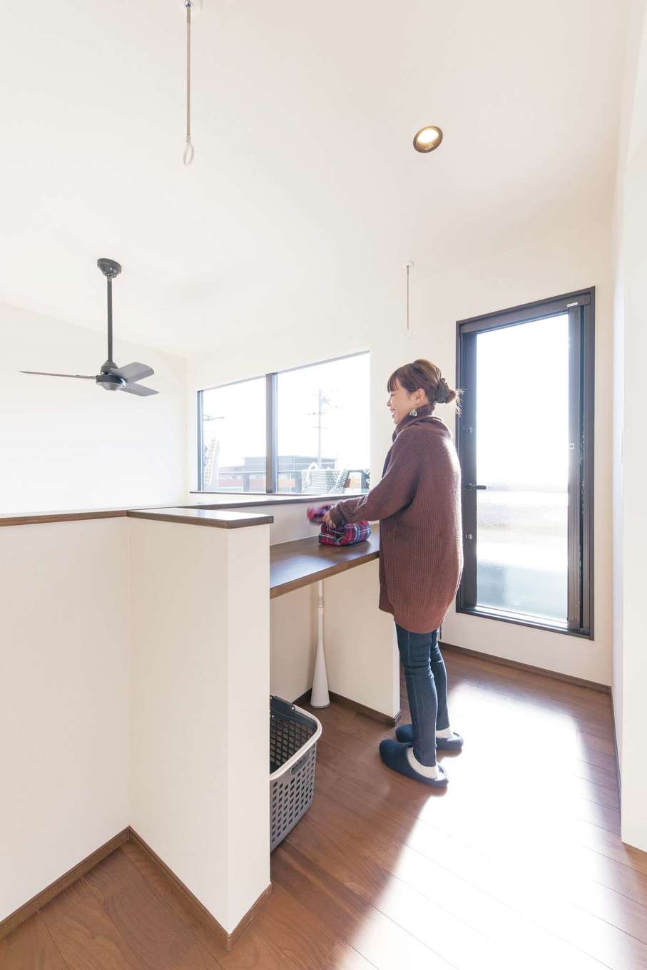 2階ホールに設けた家事スペースは とりこんだ洗濯物を畳んだりアイロンをかけたり 室内干しもできる イエタテ