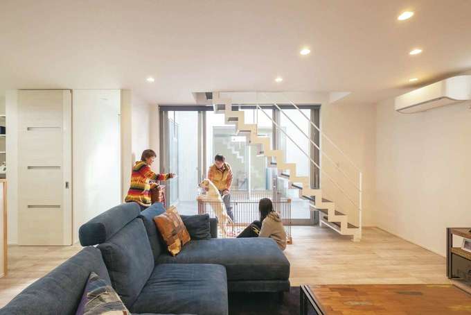 室内は白を基調としたシンプルなデザイン 見る角度によって形を変える階段が空間のアクセントに イエタテ