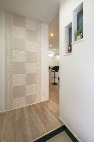 エコカラットとニッチでシンプルな中にも個性を出した玄関 イエタテ