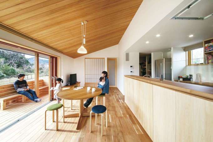 大きな窓と味わい深い栂 つが の天井が印象的なリビング 木製のサッシを開ければ ウッドデッキと一続きになり より開放感あふれる雰囲気に イ