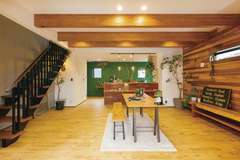 土間リビングが開放的な３階建ての木造の家