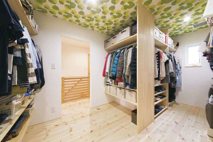 2階には 寝室と2つの子ども部屋のほか 家族みんなの洋服をまとめて収納できる大容量のウォークインクローゼットがある イエタテ
