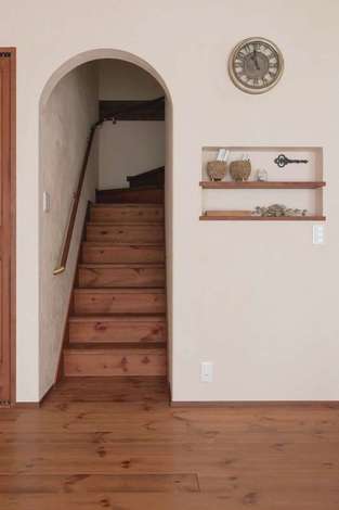 ママに ただいま を言ってから2階に上がるリビング階段を採用 ニッチの位置とサイズ感も絶妙 イエタテ