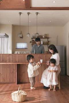 ママ手づくりの洋服がなじむ オール自然素材のやさしい家
