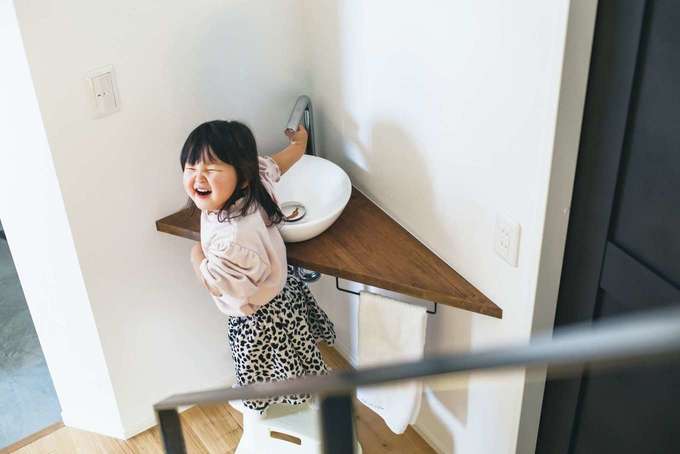 玄関土間を上がってすぐのところに手洗いスペースを設置 外から帰ってきて ただいま を言ったら すぐに手を洗うという習慣が自然と身につく イ