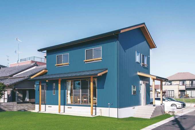 ブルーの外壁が個性的な外観。『住まいる』の家は基礎が高くて頑丈 