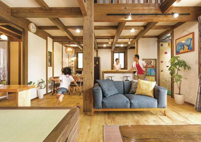 柱と梁を現しにした伝統の真壁づくりのldk 木が常に空気に触れることで湿度を調節し 建物も長持ちする 肌触りがいいひのきの床を子どもが素足で