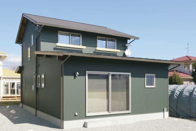モスグリーンの外壁が個性的な外観 玄関は実家のある北側に配置 地震の揺れを建物に伝えにくくする スーパージオ工法 を採用 イエタテ