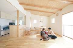 子育て家族を優しく包む 無垢の温もりに心がなごむ家