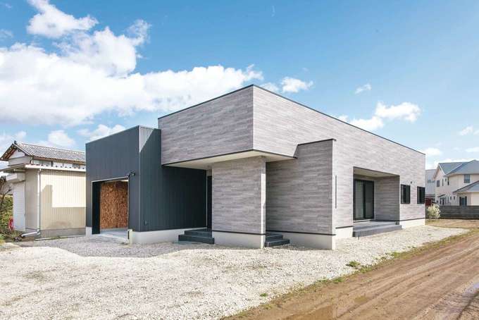 ビルトインガレージ付きの堂々たる平屋の外観 建物は耐震等級3相当の頑強な構造と ハイブリッド断熱による高気密 高断熱の性能を誇る イエタテ