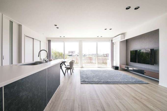 ダブル断熱で年中素足の生活 ガレージ付きの平屋の家 コットンハウスの新築施工例 イエタテ