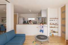 外も中もオール漆喰で 子どもがすこやかに育つ家