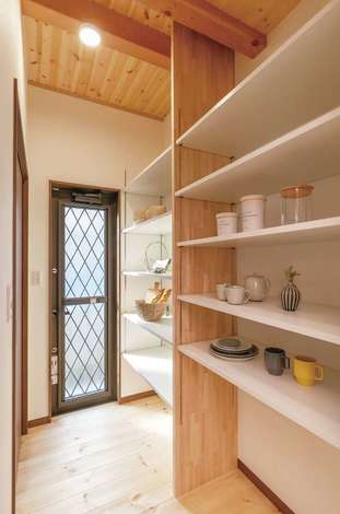 パントリーには キッチン小物や食品のストックをたっぷりしまえる 勝手口があるので 生ゴミ用や資源物のゴミ箱は外に出しておくこともできる イエ
