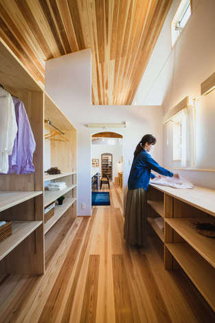 キッチンと洗面脱衣室の中間にある広いランドリールーム ここで 洗う 干す 取り込む アイロンがけ 収納まで完結できるので 共働き奥さまもラク キッチンと洗面脱衣室の中間にある広いランドリールーム ここで 洗う 干す 取り込む アイロンがけ 収納まで完結できるので 共働き奥さまもラク