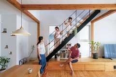 LDKの縁台はI邸のシンボル！ 吹き抜けの光にこぼれる笑顔